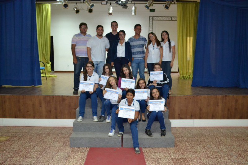 ENTREGA DE CERTIFICADO NOS ALUNOS DESTAQUE